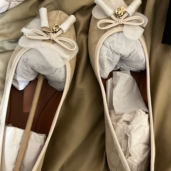 Coach women’s flats - Picture 2 of 4